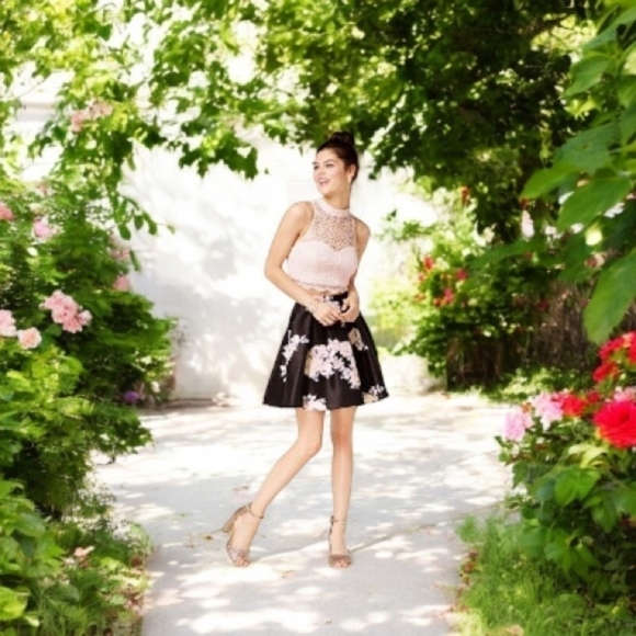 Women Top SEQUIN HEARTS Pink Crochet Lace Bandeau Sequin Sleeveless Cropped Top - Picture 1 of 6